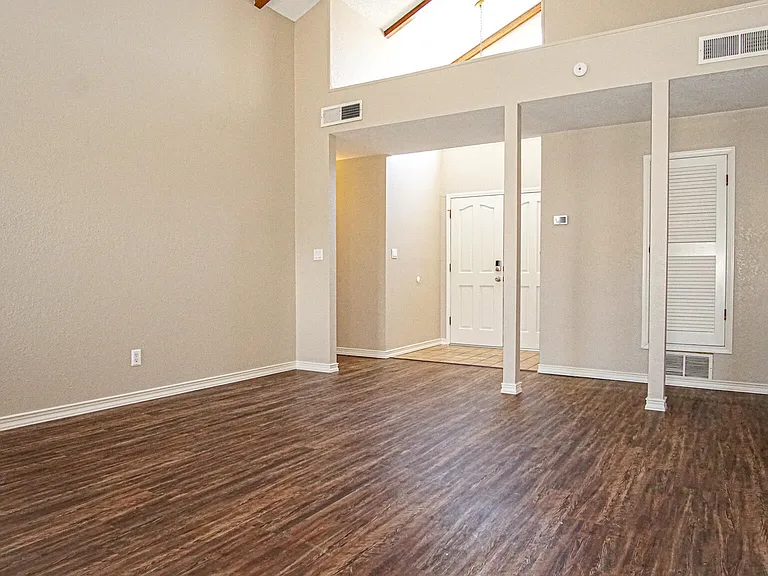 4553 Gen Maloney Cir — Photo 4