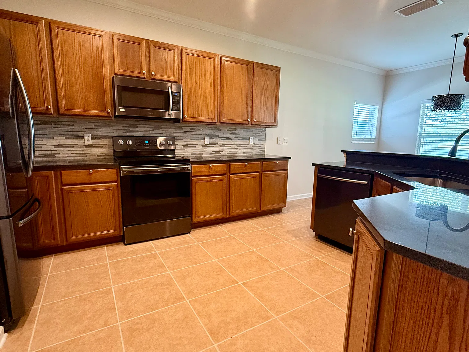 4 bed, 1928 sqft, $3,500 — Photo 4