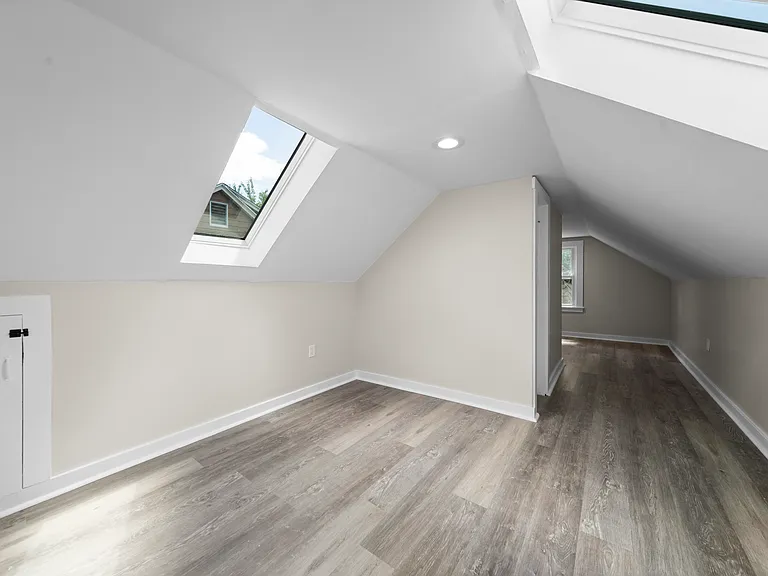 70 Lambert St — Photo 32