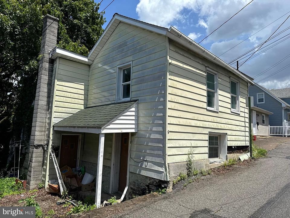 1st image of 219 E Pike St