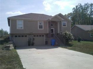2190 Rock Creek Dr, Tonganoxie, KS 66086