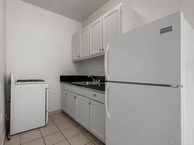 1610 N Normandie Ave — Photo 4