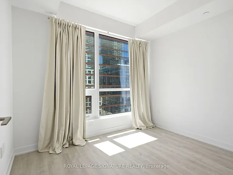 15 Richardson St #818 — Photo 6