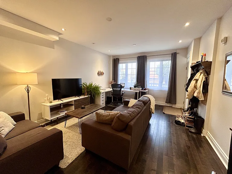 36 Coxwell Ave — Photo 3