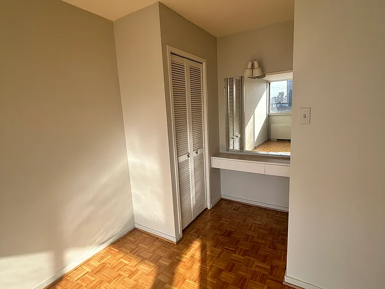 235 Somerset St W — Photo 7