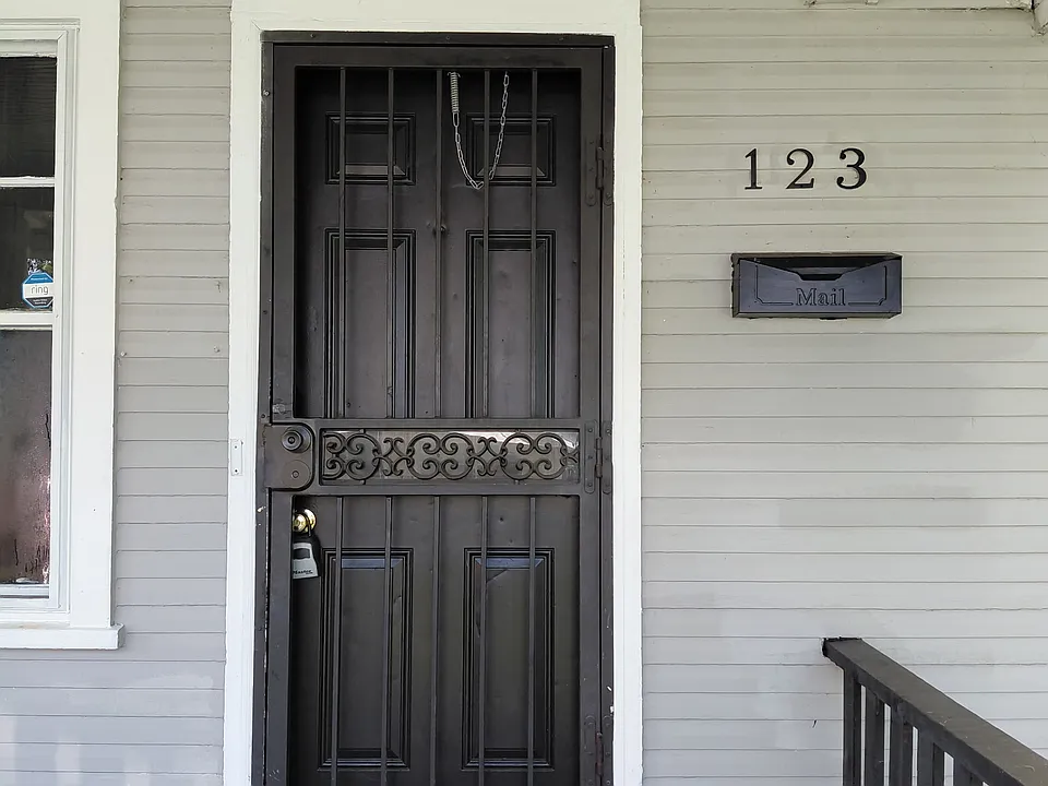 121-123 Huron Ave #123