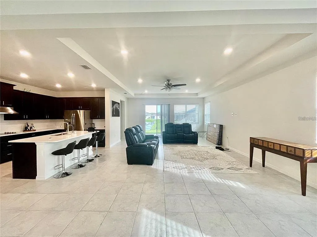 4 bed, 3.0 bath, 2340 sqft, $2,700 — Photo 3
