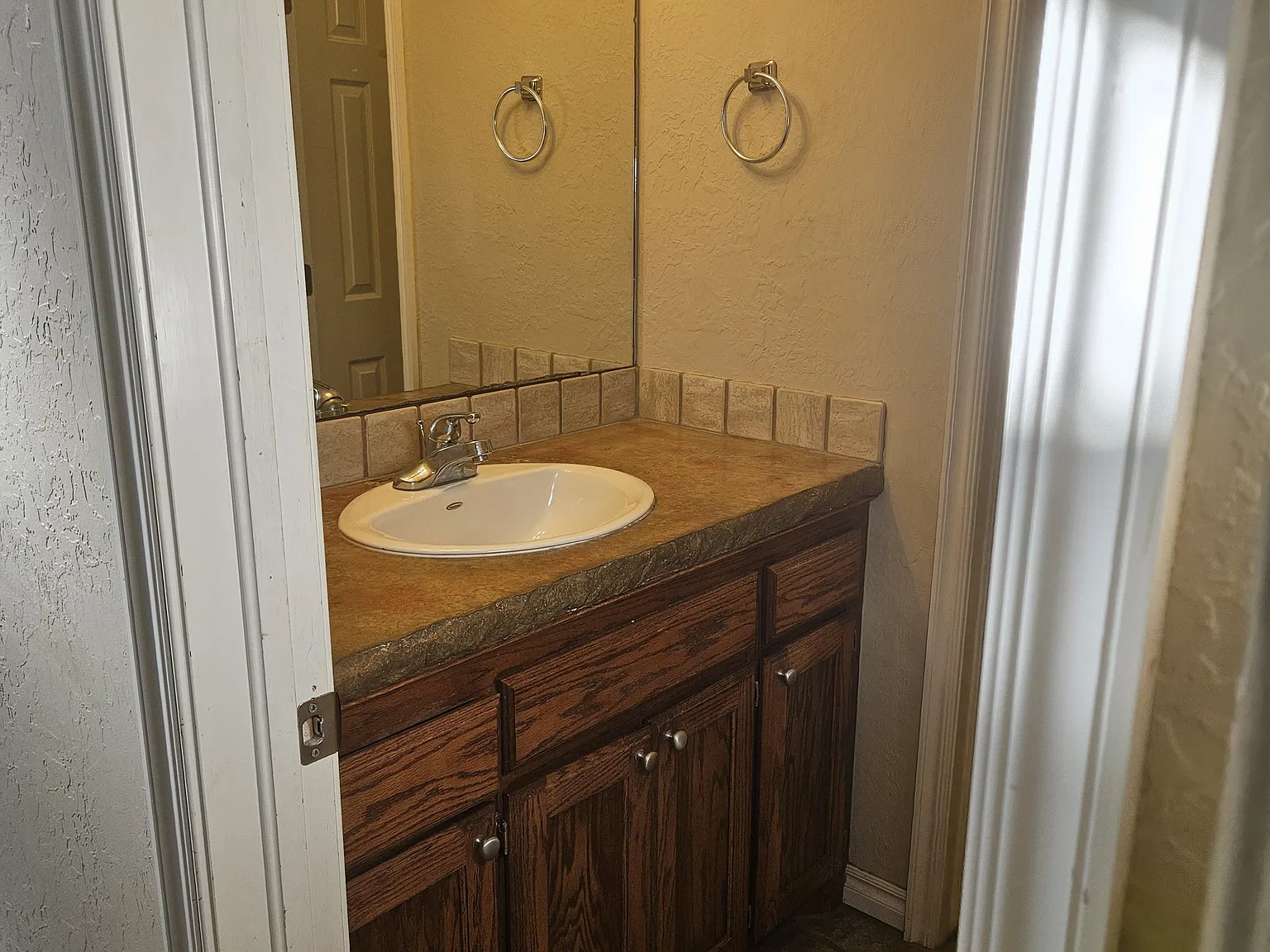 2 bed, 1000 sqft, $1,300 — Photo 3