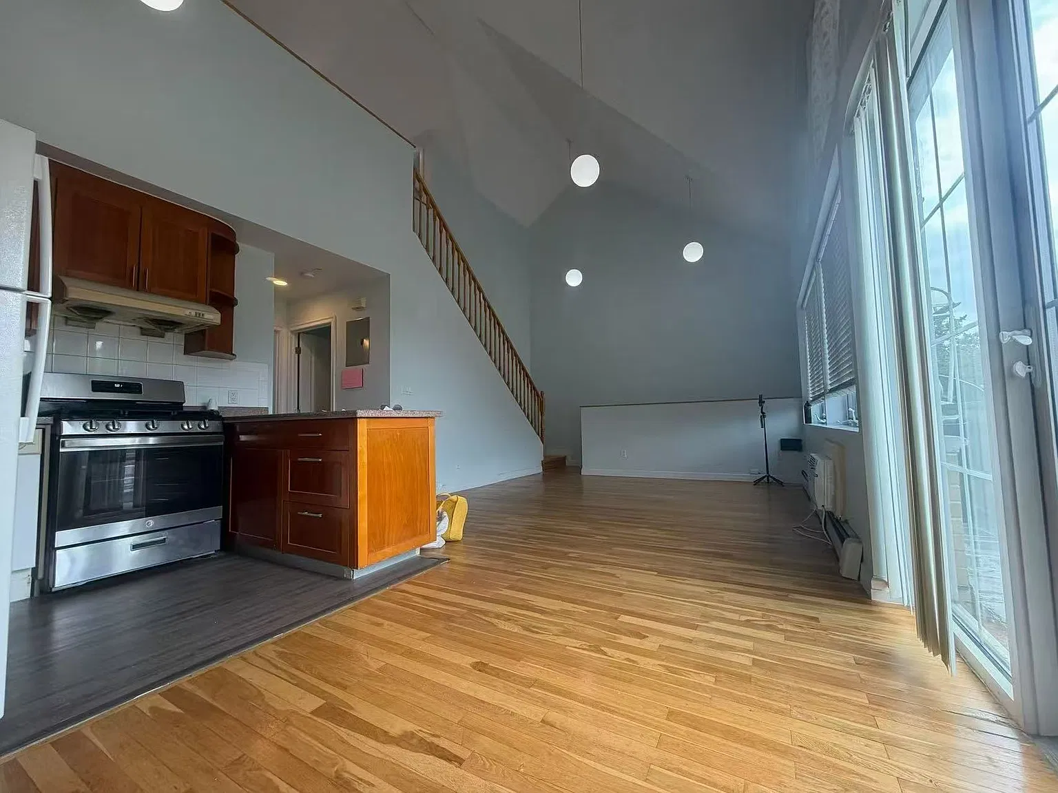 3 bed, 1050 sqft, $2,900 — Photo 1