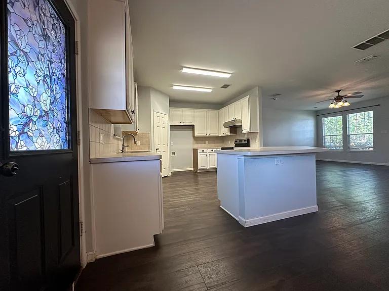 1909 Bradford Pear Sq — Photo 5