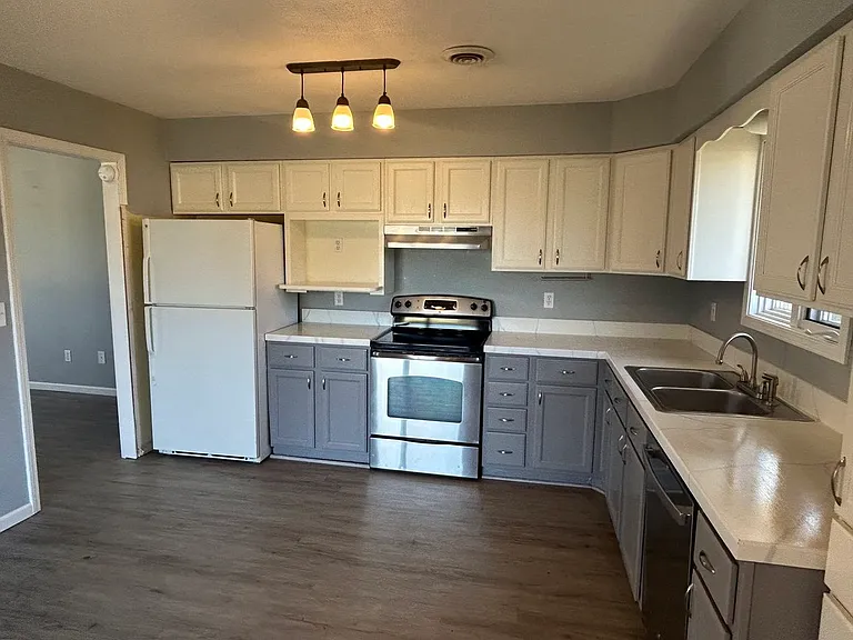 1320 Parkside Dr — Photo 3