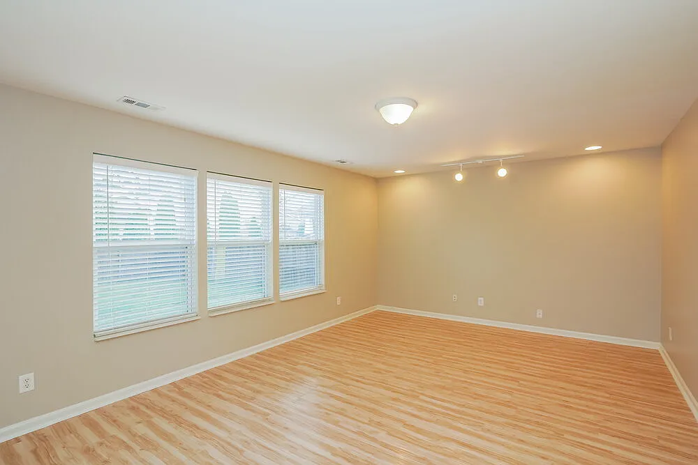 3 bed, 2.5 bath, 1833 sqft, $2,585 — Photo 4