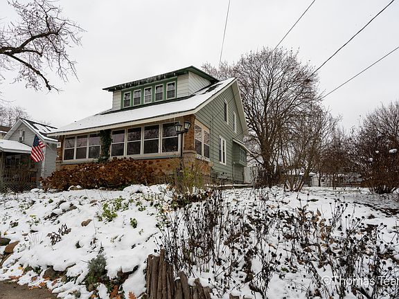 3rd image of 30 Knapp St NE