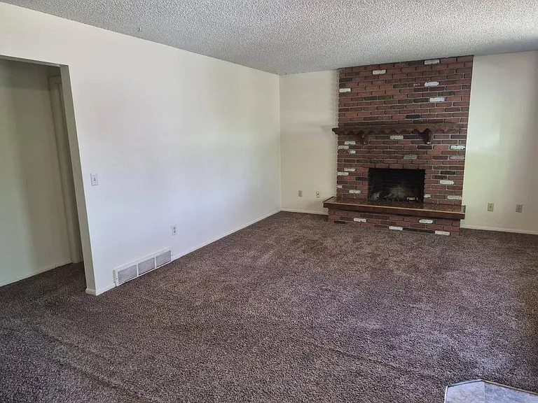 2901 Vermillion Dr — Photo 2