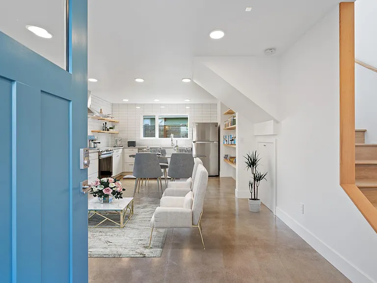 1018 NE Dean St #B — Photo 4