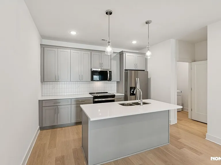 550 Markham St #10 — Photo 11