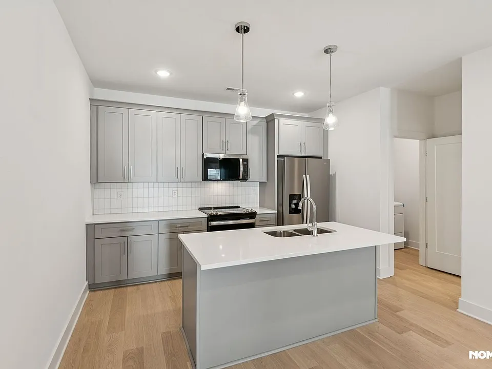 550 Markham St #10