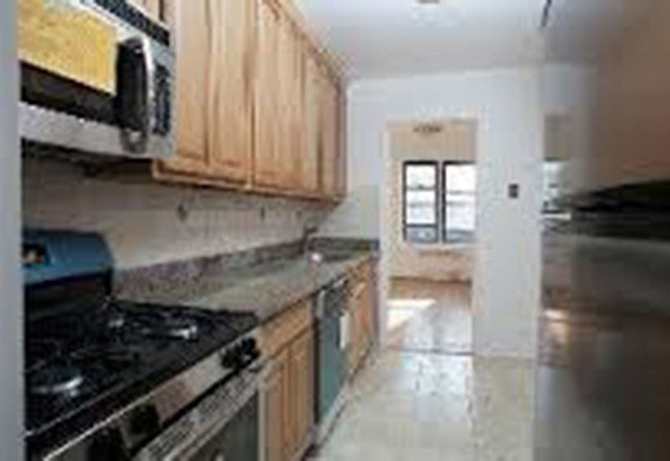 2nd image of 1535 E 14th St APT 1B