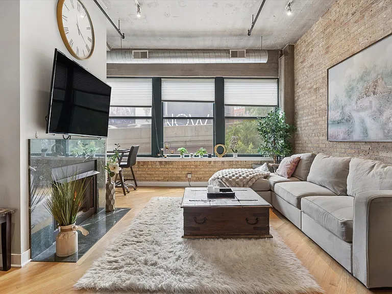 411 W Ontario St #210 — Photo 1