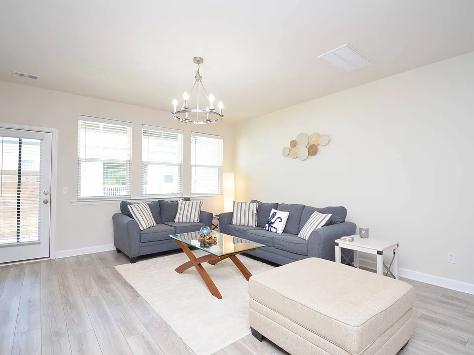 596 McLernon Trce