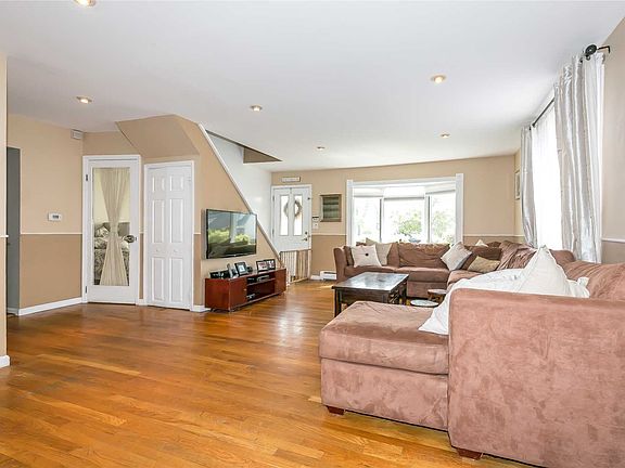 5th image of 1066 Bowling Green Dr
