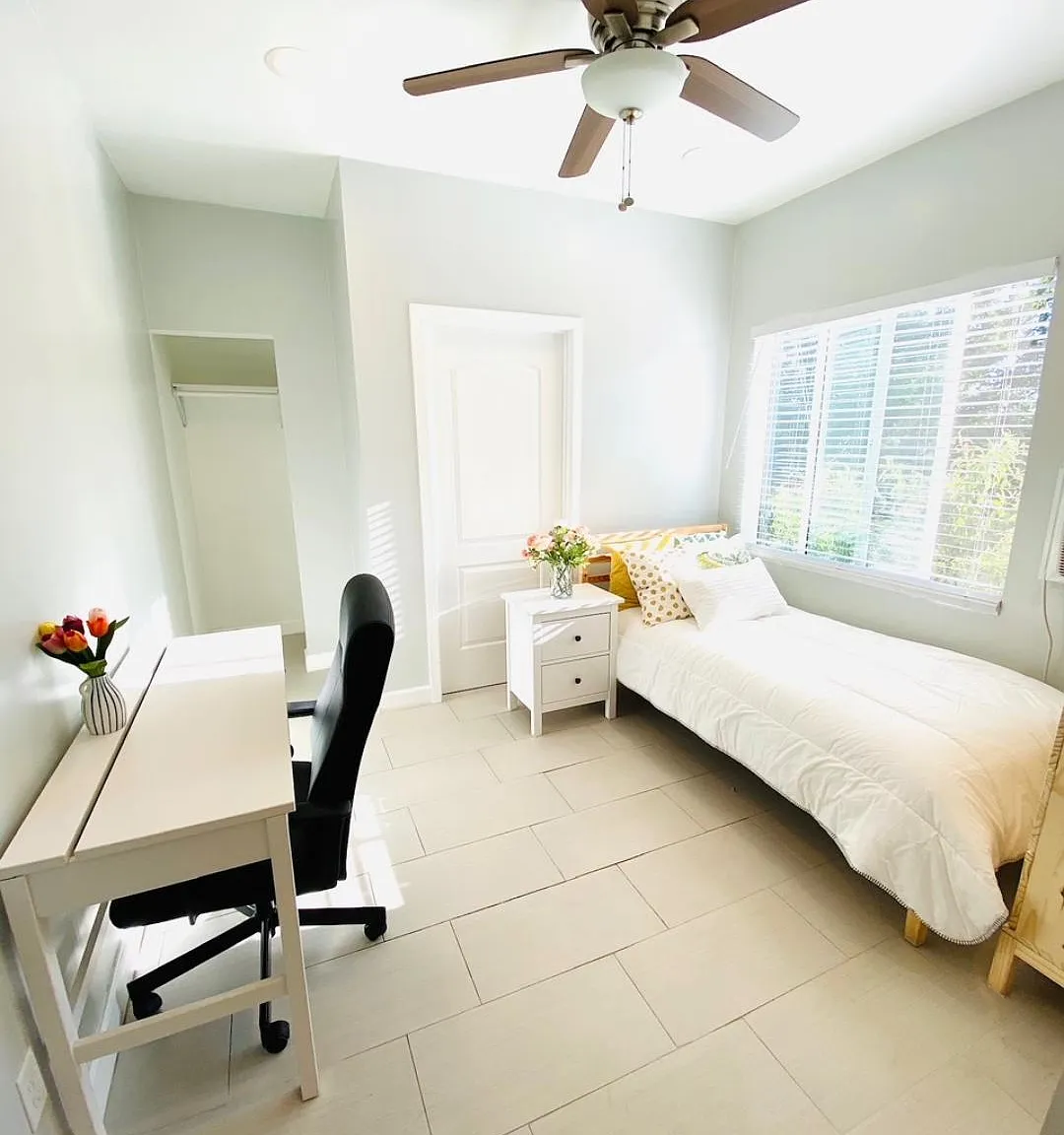 10 bed, 2200 sqft, $800 — Photo 1