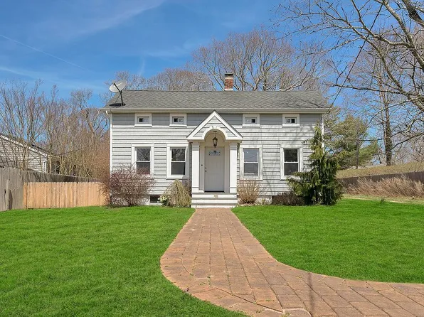 27 Shinnecock Rd, Hampton Bays, NY 11946