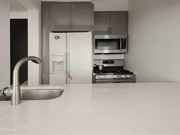5th image of 150-156 W 56th St APT 2906