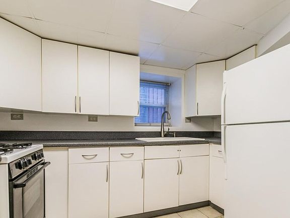 3rd image of 2105 W Waveland Ave