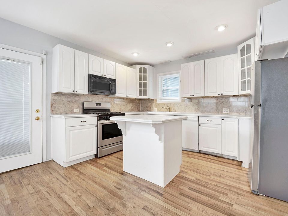 1st image of 2424 N Marshfield Ave #1