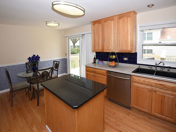 4th image of 16 Auburn Ct