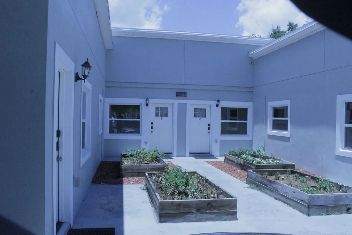 2 bed, 1.0 bath, 920 sqft, $2,000 — Photo 1