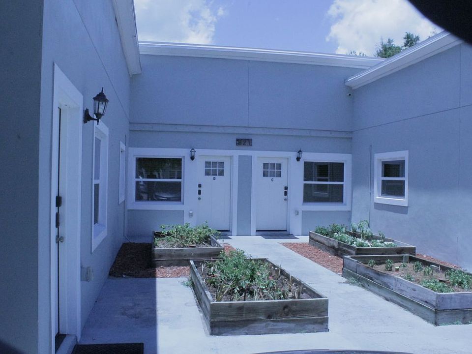 1st image of 821 Mulberry St #D