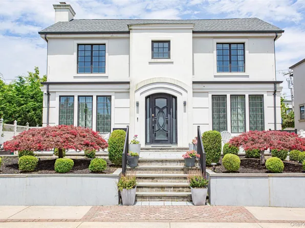 165 W Walnut Street, Long Beach, NY 11561