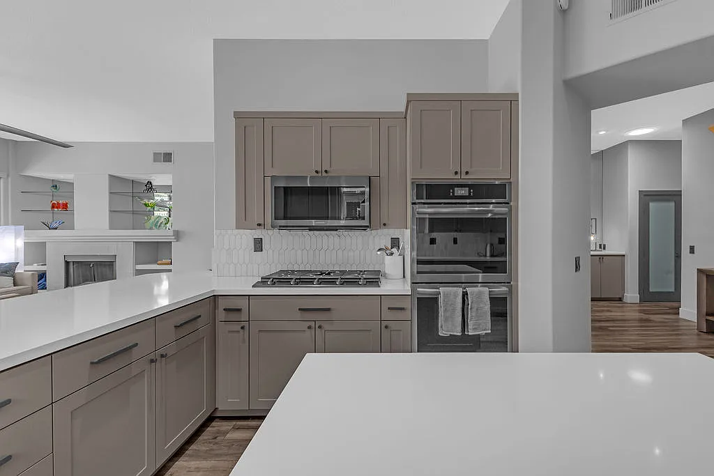 3 bed, 2136 sqft, $5,900 — Photo 4