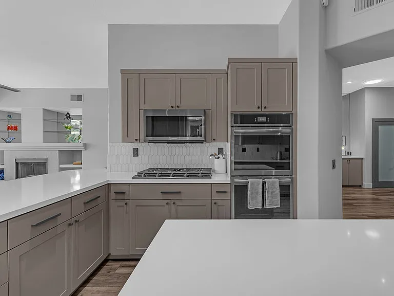 93 Kavenish Dr — Photo 4