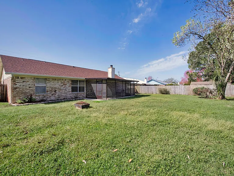 9568 Brentwood Blvd — Photo 37