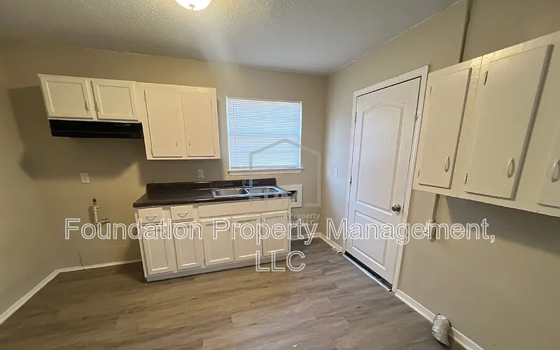 3 bed, 1.0 bath, 874 sqft, $950 — Photo 3