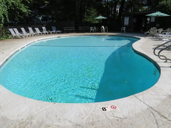 17 Midridge Circle, Londonderry, NH 03053