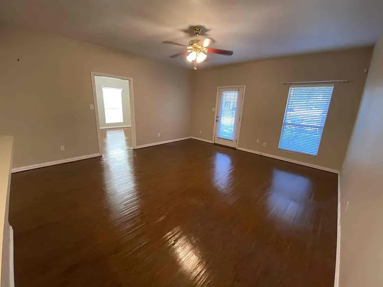 300-306 E Main St — Photo 14
