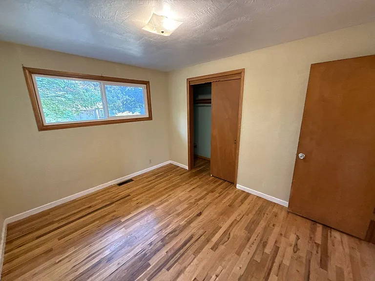 1043 Garlock St S — Photo 15