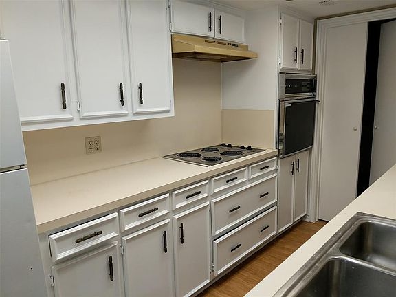 2nd image of 320 N Charles St