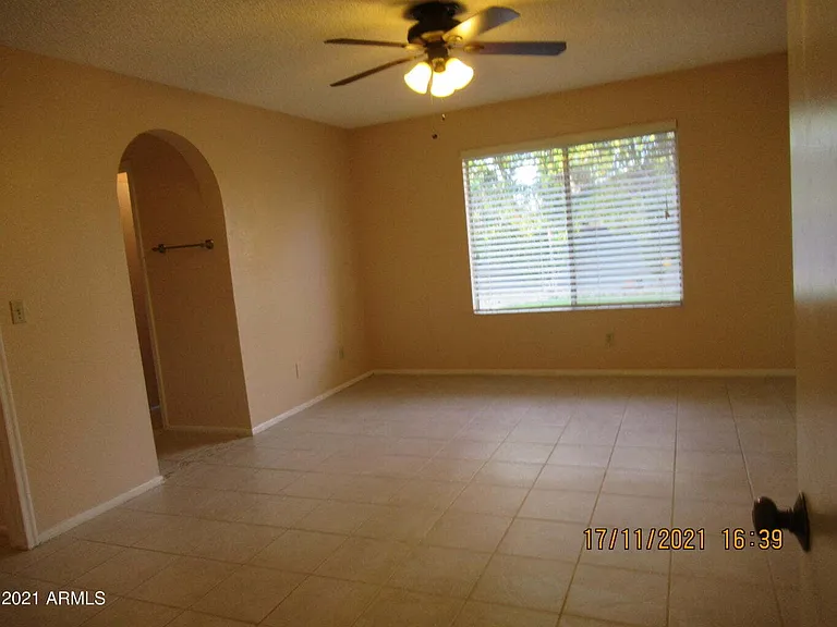 2324 W Highland Ct — Photo 35