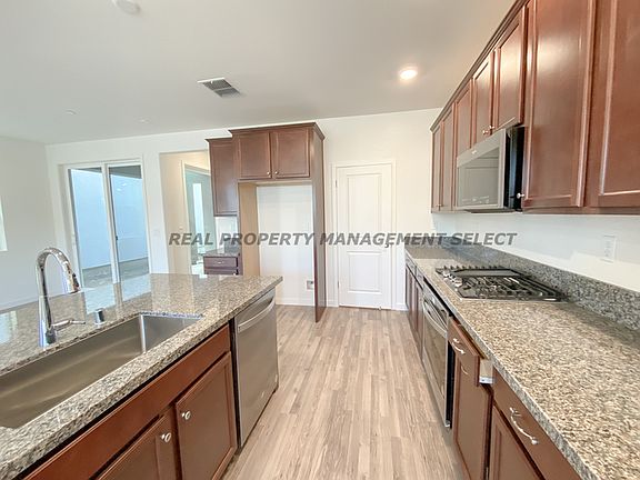 5th image of 2742 N Cove Dr