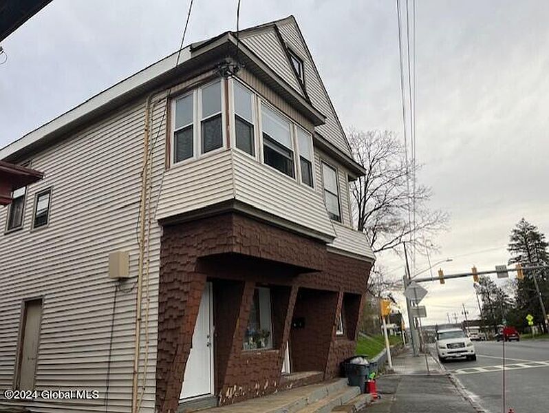 2nd image of 1667 Broadway