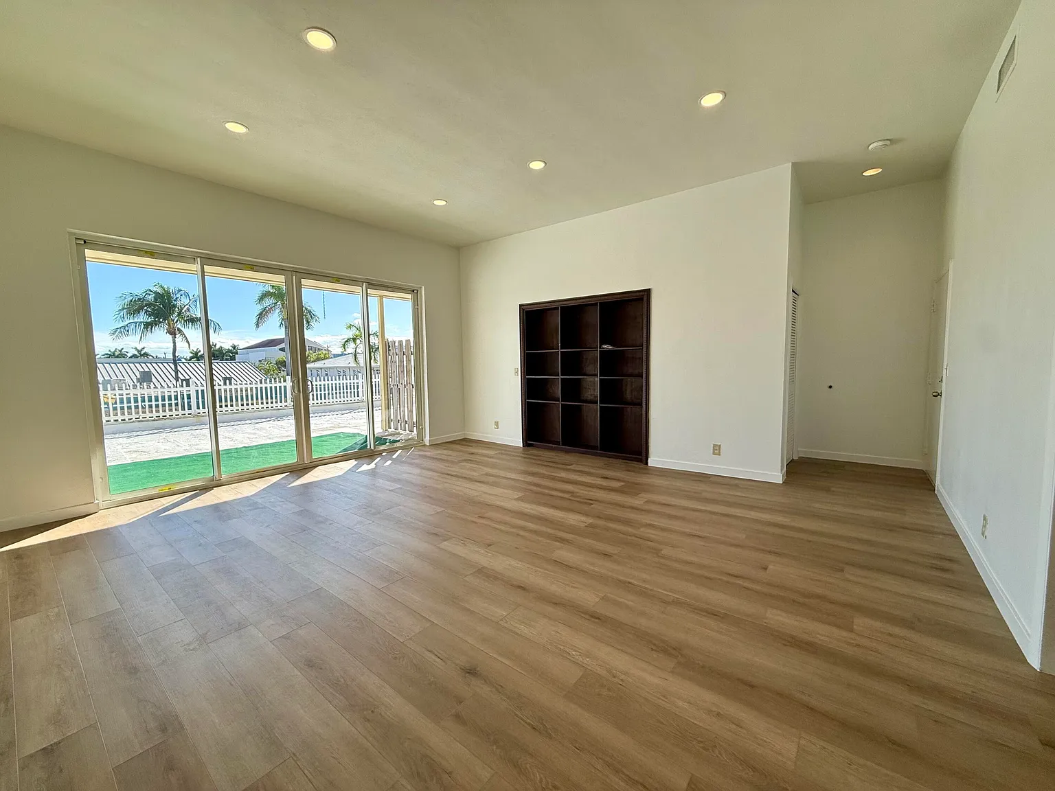 2 bed, 2.0 bath, 1250 sqft, $4,995 — Photo 2