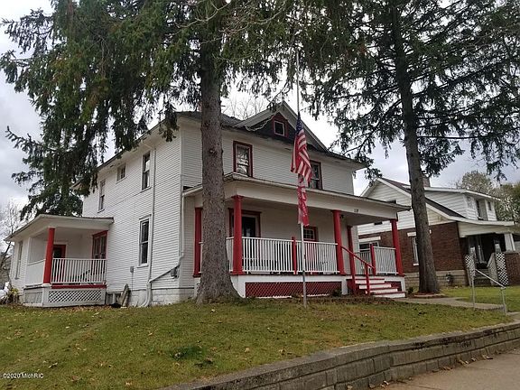 2nd image of 118 Oak St