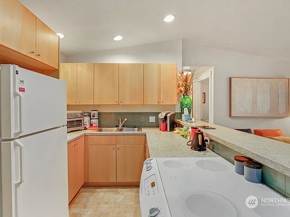5th image of 1574 NE Parkview Drive #9