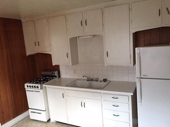 5th image of 718 Park St