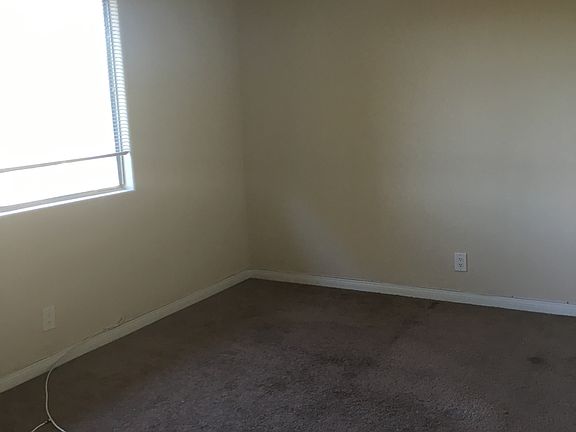 4th image of 2624 N Victoria Ave